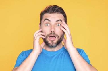 Şok olmamış beyaz bir adamın portresi. Şaşırtıcı bir ifade, korku ve heyecan dolu bir yüz ifadesiyle korkmuş ve şok olmuş. Duygusallar. Büyük bir inançsızlıkla şoke olan adam, şaşkınlık ve şaşkınlık ifade eder.
