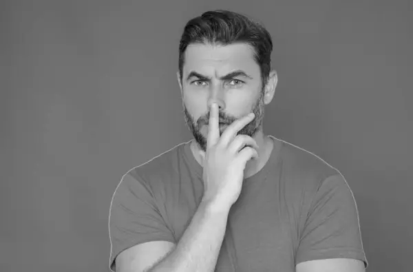 stock image Portrait of thinking man with confused puzzled face on studio isolated background. Man thinking, pensive expression, thoughtful face. Doubt concept. Serious expression, doubting and choice