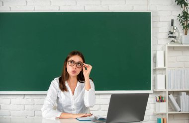 Sınava hazırlanan ve sınıfta ders alan sürpriz öğrenci.