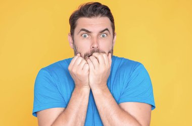 Şaşırmış bir adam. Şaşırmış yüz ifadesi olan yakışıklı bir adama yaklaş. İspanyol adam korku ve şaşkınlık içinde, şaşkınlık içinde, şaşkınlık içinde, şaşkınlık içinde, korku ve heyecan içinde. Omg surprise ya da wow konsepti