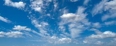 Yay mavisi gökyüzü bulutu gradyan arkaplanı. Bulutlu gökyüzü. Çevre gününün ufuk çizgisinde canlı mavi manzara. Yumuşak arka planda beyaz bulutlar. Beyaz bulutlu gökyüzü