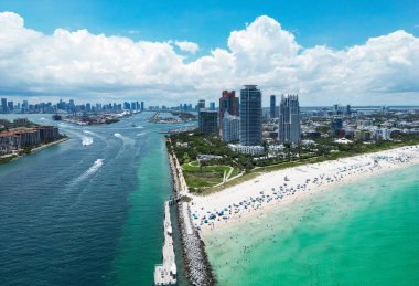 Florida, ABD 'den Miami Beach sahnesi. Miami sahili. Miami Plajı ve şehir manzarasının havadan görüntüsü. Miami sahilinin kıyı şeridi, hava manzaralı. Ünlü Amerikan simgeleri