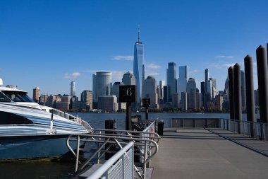 New York, Birleşik Devletler. Manhattan 'ın ortasındaki New York şehrinin silüeti. ABD, New York, New York, Manhattan. Amerikan büyük şehri. Aşağı Manhattan silueti. New Jersey 'den New York. Manhattan şehir merkezi Mavi gökyüzü