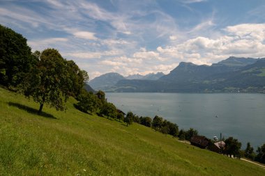 Alp dağları ve İsviçre 'deki gibi. İsviçre 'deki Alp Dağları Gölü. İsviçre Alplerinde bir göl. İsviçre 'nin doğası gereği panoramik. İsviçre göllerinin doğası. İsviçre manzarası
