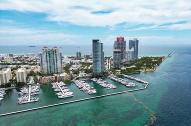 Miami 'ye git. Miami Sahili 'nin silueti tepeden. Miami sahil şeridi. Miami Beach Florida 'daki lüks dairelerin panoramik manzarası. Surfside Sahilinin Hava Görüntüsü