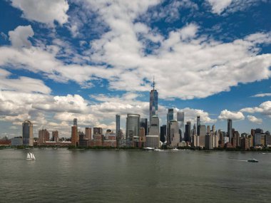 New York şehrinin en iyi manzarası. New York hava manzaralı, New York City gökyüzü manzaralı. Manhattan, New York 'ta panoramik drone görüntüsü. NYC 'de bir gece. New York şehir merkezi alacakaranlıkta gökyüzü bulutlu
