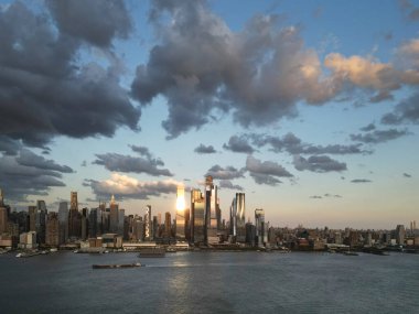 New York hava manzaralı, New York City gökyüzü manzaralı. Manhattan, New York 'ta panoramik drone görüntüsü. NYC 'de günbatımı
