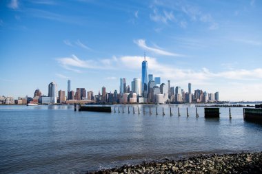 New York City 'nin ufuk çizgisi, ABD. NYC simgeleri. Günbatımında New York şehrinin gökdeleni ve gökdeleninin muhteşem manzarası. Manhattan 'ın göbeğindeki güzel gece manzarası