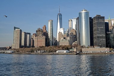 Manhattan silueti, New York, ABD. Manhattan 'ın ortasındaki New York şehrinin gökyüzü manzarası. ABD, New York, New York, Manhattan. Amerikan büyük şehri. Aşağı Manhattan silueti