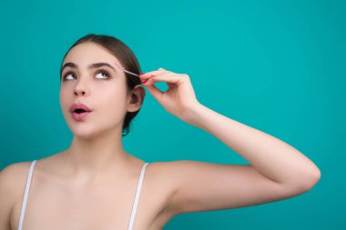 Kaş şekilli makyaj. Alnında kalem olan kaş şekillendiren güzellik mankeni. Kadınların maskara kaşları ve kaş fırçası. Doğal bir makyaj. Kaş modelliği. Taraklı kaşlar