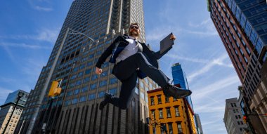 Caddeye atlayan bir iş adamı. Sonraki Zıplama ve Basamaklar. İş Tutkuları konsepti. Hedef iş başarı stratejisi. Yaratıcı büyüme. Büyüme atlama işi başarı süreci. İleri Atla