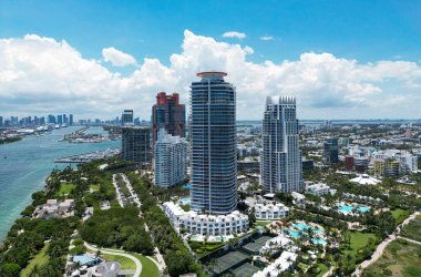 Miami 'nin siluetinin insansız hava aracı görüntüsü. Miami sahili hava manzaralı. Güney Sahili, Miami Sahili. Miami Beach, Florida 'daki South Pointe Parkı' nda hava manzarası. Florida 'da Amerikan turizmi