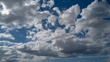 Mavi gökyüzünde bulut. Boş uzayı olan yumuşak, yumuşak bulutlar. Güzellik konumu hediye promosyon, yaz cenneti rüya gibi konsept. Yumuşak bulutları olan gerçek gökyüzü arkaplanı. Bulutlu Pankart