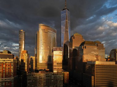 New York, New York şehrinin gökyüzü dramatik. Amerikan Kentsel Gökdelenleri dramatik bulutların yakınında. New York City silueti, ABD 'de Manhattan şehri manzarası. Manhattan 'da panoramik manzara