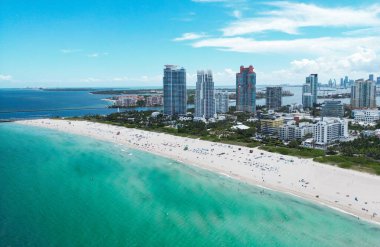 South Pointe Parkı 'nın havadan görünüşü. Miami Plajı. Florida mı? ABD. Miami Beach 'te hafta sonu. Miami şehrinin havadan panoramik manzarası, binalar, marina, yatlar ve lüks daireler.