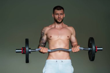 Spor salonundaki kaslı atletik formda erkek sıkı antrenman. Spor fitness ve vücut geliştirme. Spor salonunda egzersiz yapan güçlü bir kas. Seksi kaslı erkek vücudu. Spor salonundaki fitness adamı. Fitness eğitimi