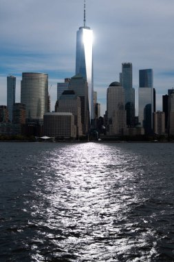 Manhattan güzel silueti, New York, Birleşik Devletler. Manhattan 'ın ortasındaki New York şehrinin gökyüzü manzarası. ABD NYC 'de. Amerikan büyük şehri. Aşağı Manhattan silueti