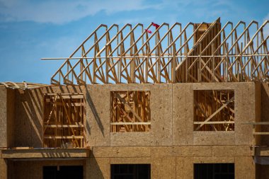 Timber Frame House 'daki çatı binası. Standart ahşap çerçeveli çatı kirişli bina. Çatı çerçevesi evi. Ev inşa et. İnşaat alanı. İnşaat kirişleri kerestesiyle yapılmış çatı.