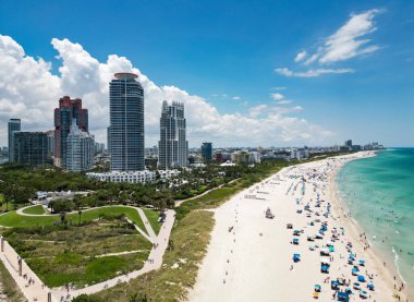 Miami Beach, South Beach, Florida, ABD. Miami Beach, Florida 'nın insansız hava aracı görüntüsü. Florida 'da lüks daireleri ve su yolu olan Miami Plajı.