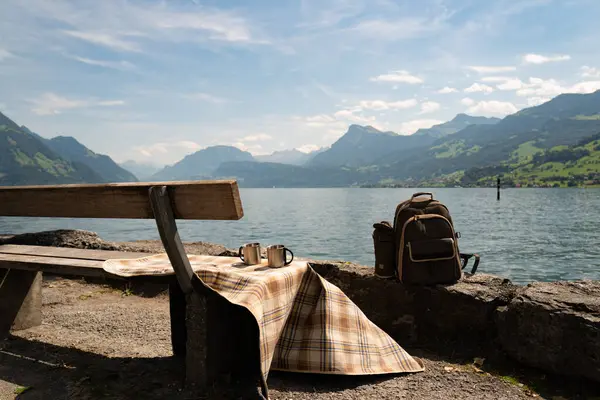 Dağlarda dolaş. Alps gölünde ve dağlarda turizm. Turizm konsepti. İsviçre 'nin doğasına yakın bir yerde yürüyüş yapmak. İsviçre manzarası. Kamp ve yürüyüş ekipmanları