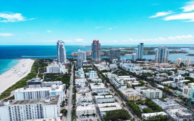 Miami Beach, Florida, Birleşik Devletler. Güneşli bir günde Miami 'nin insansız hava aracı çekimi. Miami Plajı, harika binalar manzarası. Miami Sahili 'nin havadan görünüşü, Güney Sahili, ABD