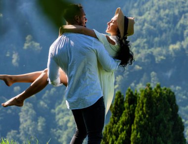 Doğada yaz tatili. Çift dışarıda eğlenmekten hoşlanıyordu. Doğada sarılmış seksi bir çift. Açık havada aşık olan şehvetli bir çift. Kaygısız çift doğada sarıldılar. Yeşil tepelerde tensel kucaklaşma