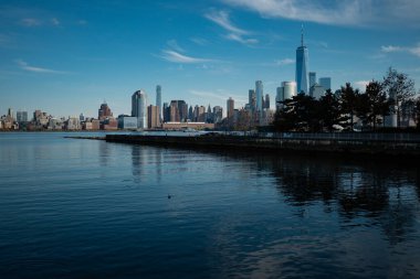 Manhattan silueti, New York, ABD. Manhattan 'ın ortasındaki New York şehrinin gökyüzü manzarası. ABD, New York, New York, Manhattan. Amerikan büyük şehri. Aşağı Manhattan silueti