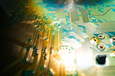 Yarı iletken çipli elektronik devre kartı. Elektronik anakart kartı. Devre ve elektronik cihazlara yakın çekim. Elektrik devreleri ve teknoloji dokusundaki elektronik aletlerin arkaplanı