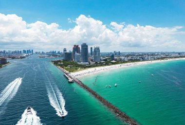Miami plajı, okyanus gezisi yaz şehri. Miami Beach, South Beach, Florida, ABD. Kıyı şeridi, hava manzarası. Yüksek gökdelenlerin ve okyanusun havadan görünüşü, Miami Beach, Florida, ABD
