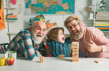 Jenga oynuyorum. Büyükbaba baba ve oğul kucaklaşıyorlar ve birlikte eğleniyorlar. Heyecanlı bir öğretmen. Büyükbaba ve oğul hafta sonunu birlikte geçiriyorlar.