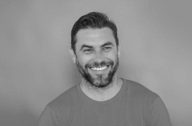 Stüdyoda izole edilmiş gülümseyen erkek model. Pozitif ruh hali. Arkadaş canlısı ve güler yüzlü bir adam. Kameraya bakan yakışıklı bir adam. Pozitif kişi. Gülen adamın portresi. Mutlu adam gülümsüyor