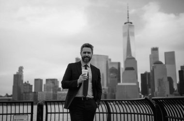 Kahve molasında olan bir iş adamı. Kahve molasındaki iş adamı. İş adamları için kahve molası. New York 'ta iş dünyasından bir iş adamı. New York 'ta kahve molası. İş adamı içkiyi kaldırır.