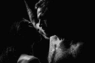 Hassas bir tutkuyla seksi bir çift. Güzel, şehvetli kadın ve seksi erkek. Şehvetli çift tutkuyla kucaklaşıyor. Seksi çift yaşam tarzı anı. Hoş bir adam ve kadın. Aşık genç bir çift.