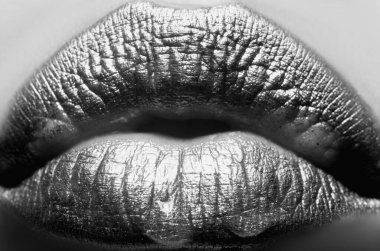 Altın dudaklı makro. Cazibeli altın dudaklar konsepti. Aşırı kapalı ağız, makro seksi dudak