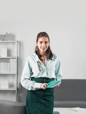 Kız öğrenci ya da genç öğretmen kız. Ofiste çalışan iş kadını girişimci, işyerinde çalışan profesyonel bir çalışan. Genç güzel sekreter kız.