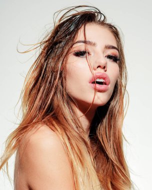 Beyazlar üzerinde poz veren beyaz bir kadın model. Güzel kız. Güzel kız yüz bakımı