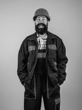 İnşaat miğferinde inşaat işçisi. İnşaatçı ustabaşı ya da tamirci üniformalı bir tamirci. Stüdyoda çalışan biri. İnşaat müdürü, miğferli müteahhit. Erkek mühendis.