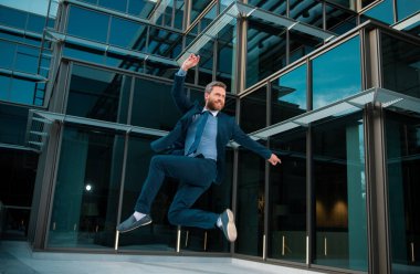 Dans eden ve zıplayan iş adamı. Başarılı iş adamı iş anlaşması kazandı.