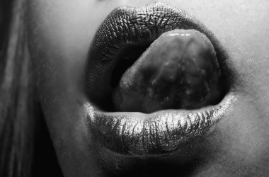 Dil yalayan dudaklar. Ağzında altın boya var. Altın dudaklar. Lüks altın dudaklar makyaj. Yaratıcı metalik rujlu altın dudaklar. Altın metal dudak. Şehvetli kadın ağzı, sıkı tutun, makro