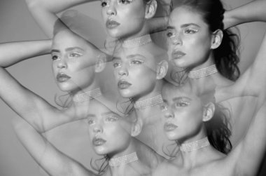 Kaleydoskoplu güzel kadın yüzü Caleidoscope kadın yüzü. Kaleydoskopta yansımalı bir kız yüzü. Çağdaş sanat eserleri. Modern tasarım. Yüzlerin kaleydoskop şekli