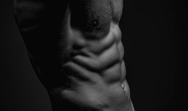 Protein takviyesi. Eylemler için kaslar. Gövde ve altı paket, çekici çıplak erkek vücudu. Gövde kasları kocamandı. Gövde kasları yakın. Seksi kaslı, yakışıklı, üstsüz erkek model.