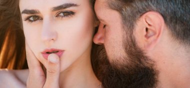 Zevkten zevk alıyorum. Birbirlerine tapan şefkatli bir çift. Samimi ilişki ve cinsel ilişki. Seksi kadın ecstasy adam kucaklayan inleme