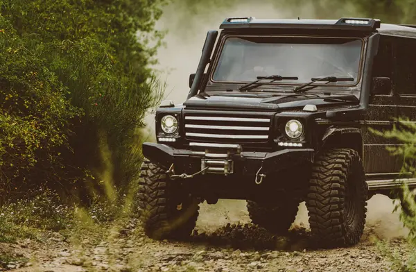 Off-road aracı dağa gidiyor. Büyük 4x4 arabalı seyahat konsepti. Çamurda iz sürmek. 4x4 off-road SUV arabası. Offroad vagonu. Safari. En iyi off road araçları