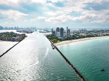 Miami Sahili 'nin havadan görüntüsü. Florida mı? Miami kıyı şeridinin havadan görüntüsü. Güney Sahili, Miami Sahili Panorama manzaralı. South Pointe Parkı 'nın havadan görünüşü