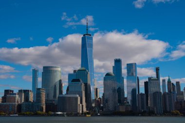 New York, Birleşik Devletler. Manhattan 'ın ortasındaki New York şehrinin silüeti. ABD, New York, New York, Manhattan. Amerikan büyük şehri. Aşağı Manhattan silueti. New Jersey 'den New York. Manhattan şehir merkezi Mavi gökyüzü