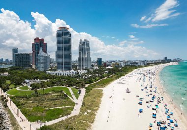 Miami 'nin silueti. Miami sahili hava manzaralı. Güney Sahili, Miami Sahili. Miami Beach, Florida 'daki South Pointe Parkı' nda hava manzarası. Florida 'da Amerikan turizmi