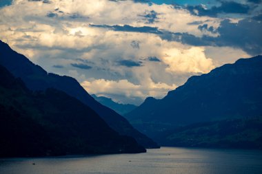 Alp dağları ve İsviçre 'deki gibi. İsviçre 'de Alpler doğası. İsviçre Alpleri. İsviçre 'nin doğası gereği panoramik. İsviçre göllerinin doğası. İsviçre manzarası. Alpler Doğa arkaplanı