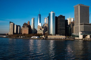 New York 'un panoramik manzarası, Birleşik Devletler. Manhattan 'ın ortasındaki New York şehrinin silüeti. ABD, New York, New York, Manhattan. Amerikan büyük şehri. Aşağı Manhattan silueti. New Jersey 'den New York