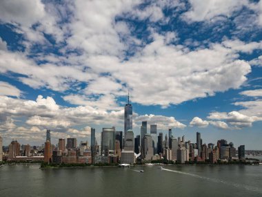 NYC, New York şehrinin siluetinin drone görüntüsü