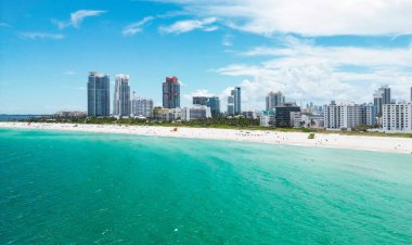 Miami Beach, South Beach, Florida, ABD. Miami sahili. Miami Plajı ve şehir manzarasının havadan görüntüsü. Miami sahili kıyı şeridi, hava manzaralı.